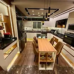 Luxury Renovated 2 Bedroom Apt