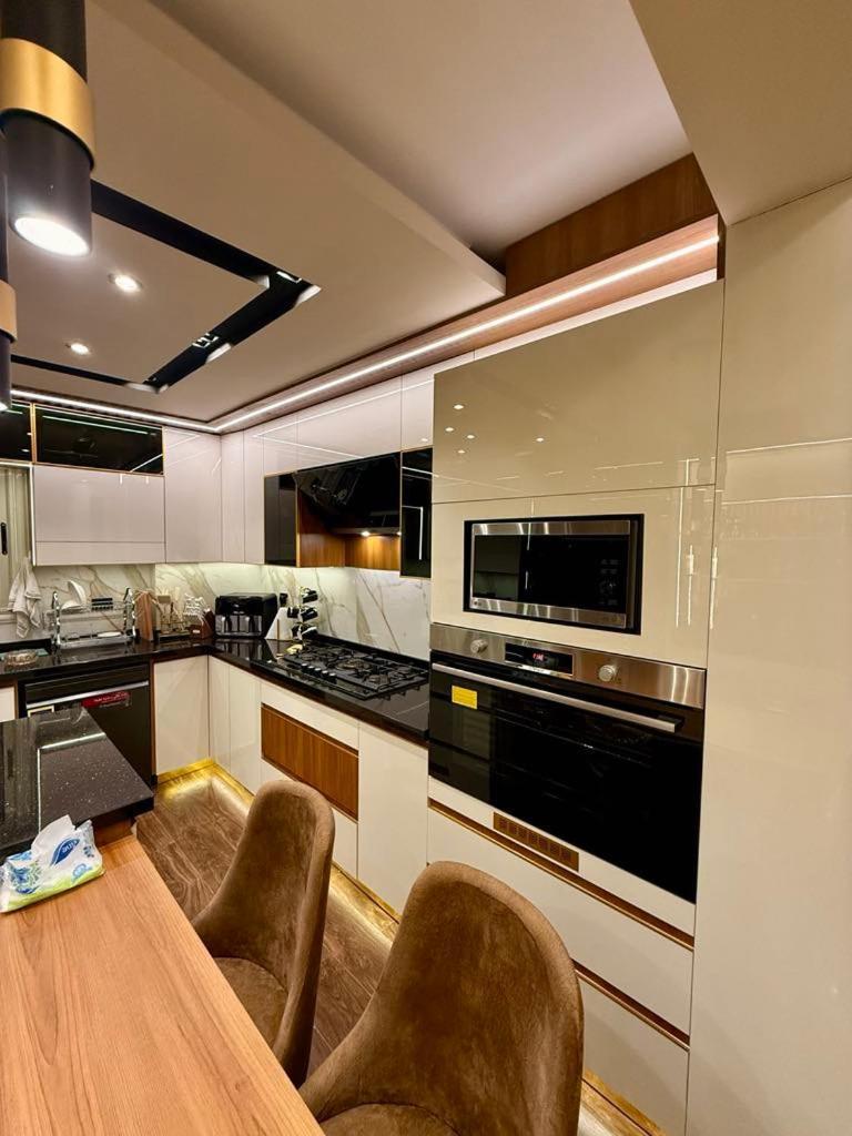 Luxury Renovated 2 Bedroom Apartment *