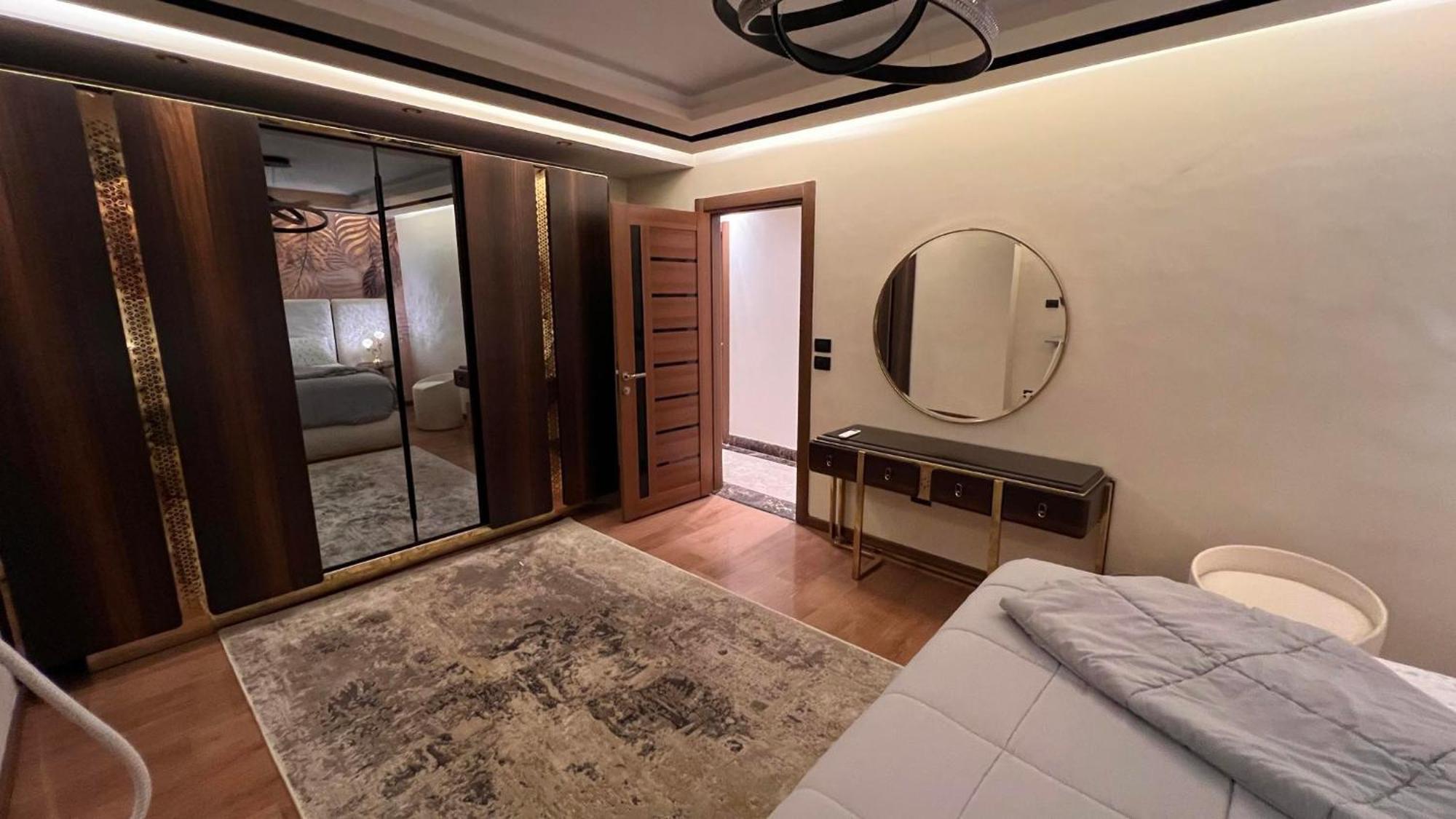 Luxury Renovated 2 Bedroom Apartment