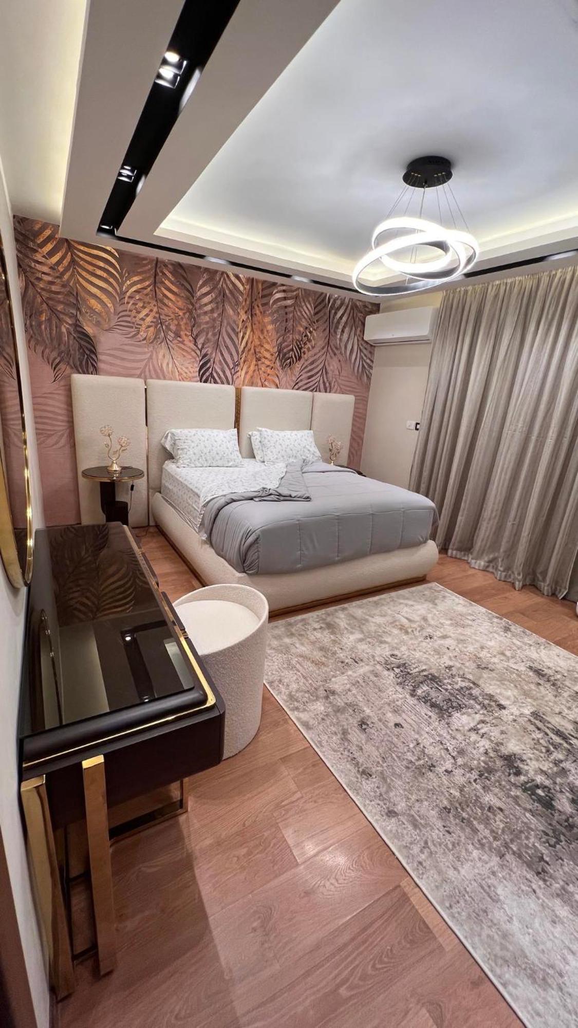 Apartment Luxury Renovated 2 Bedroom *