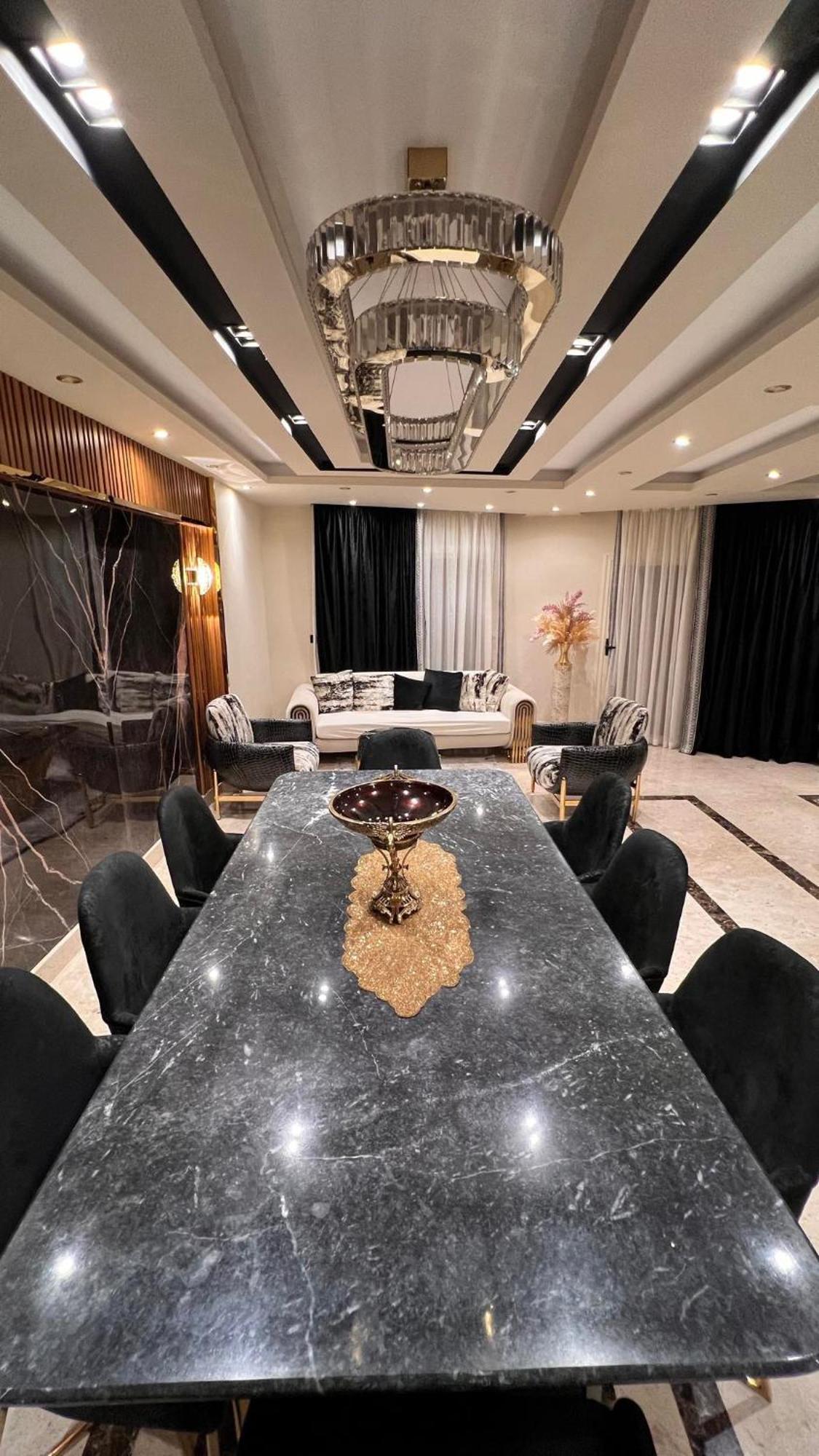 Apartment Luxury Renovated 2 Bedroom *