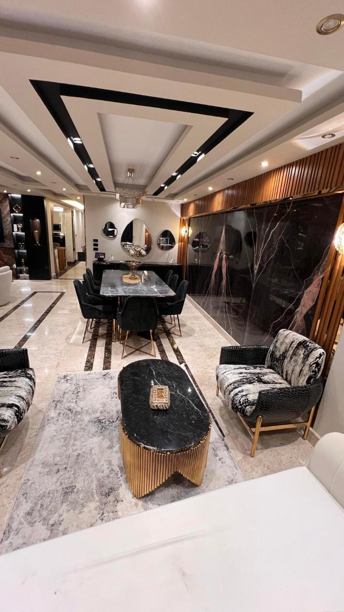 Luxury Renovated 2 Bedroom Apartment *